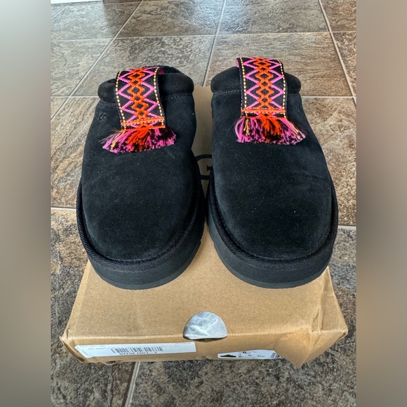 UGG Tazzle Tassel Braided Slip On Slipper Black Big Kid Size 6 - Picture 1 of 11